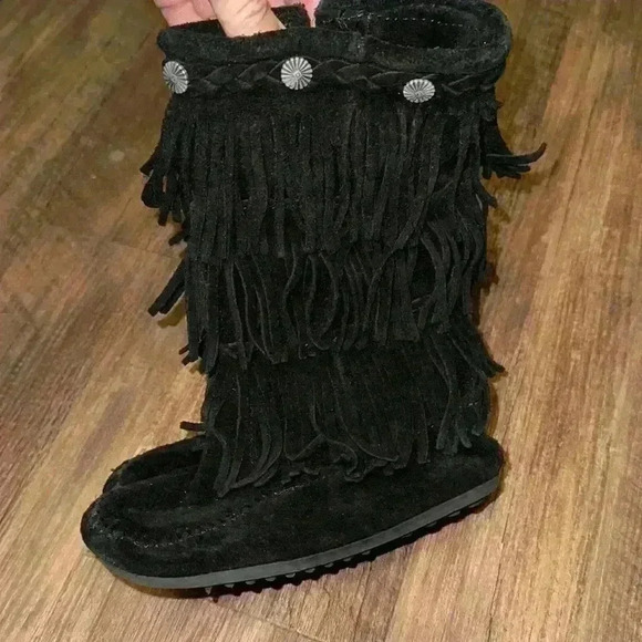 Minnetonka Black Fringe Boots Girls Size 12 - Picture 1 of 4